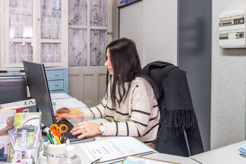 fleurs dans un vase dans un cimetiere