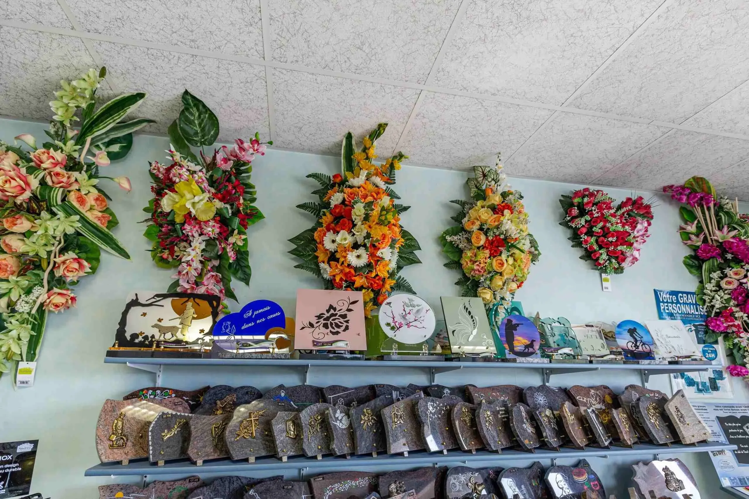 Vente d'articles funéraires, plaques et fleurs artificielles en magasin.