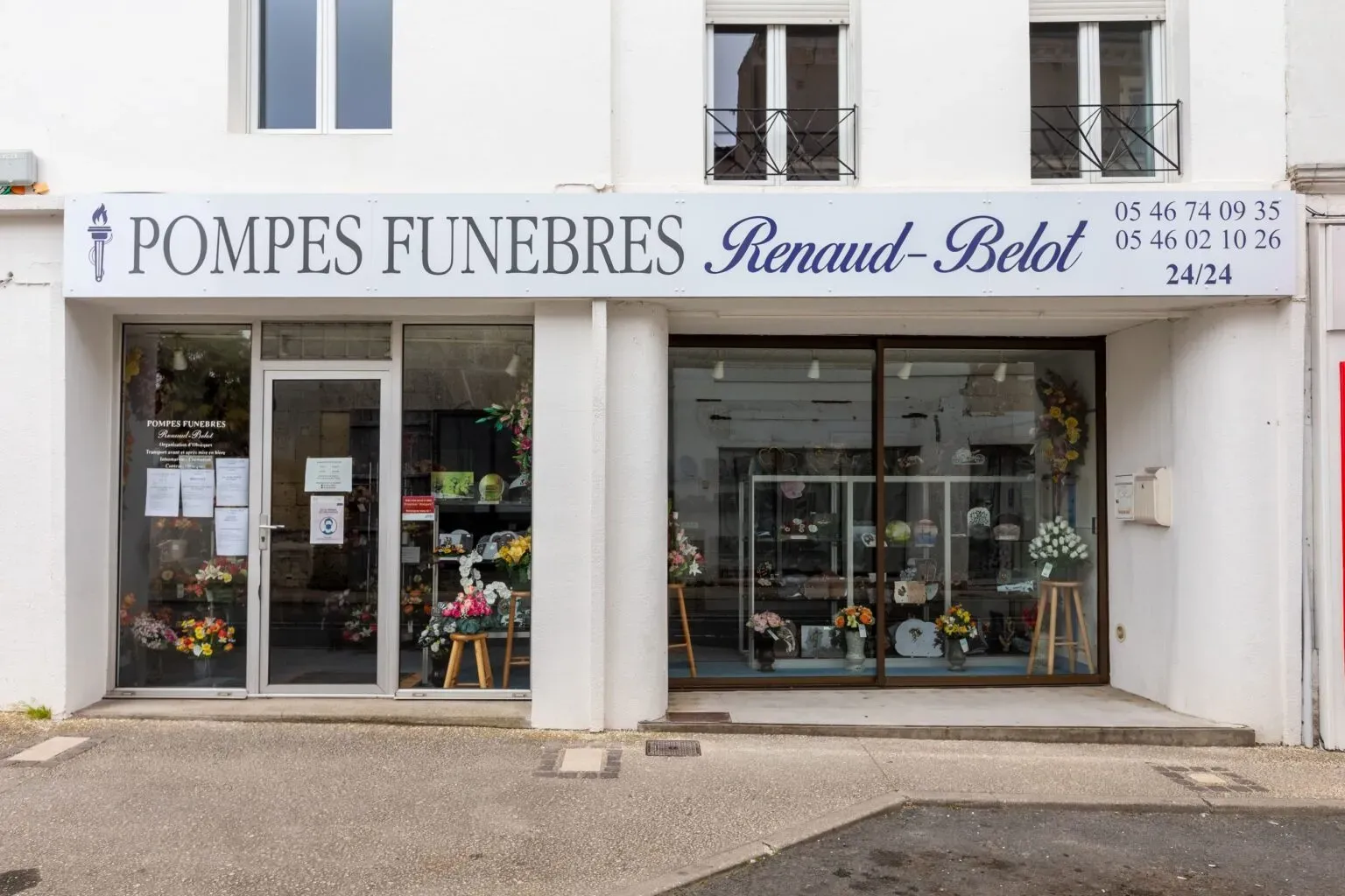 Devanture blanche de l'agence funéraire Renaud-Belot avec numéros.
