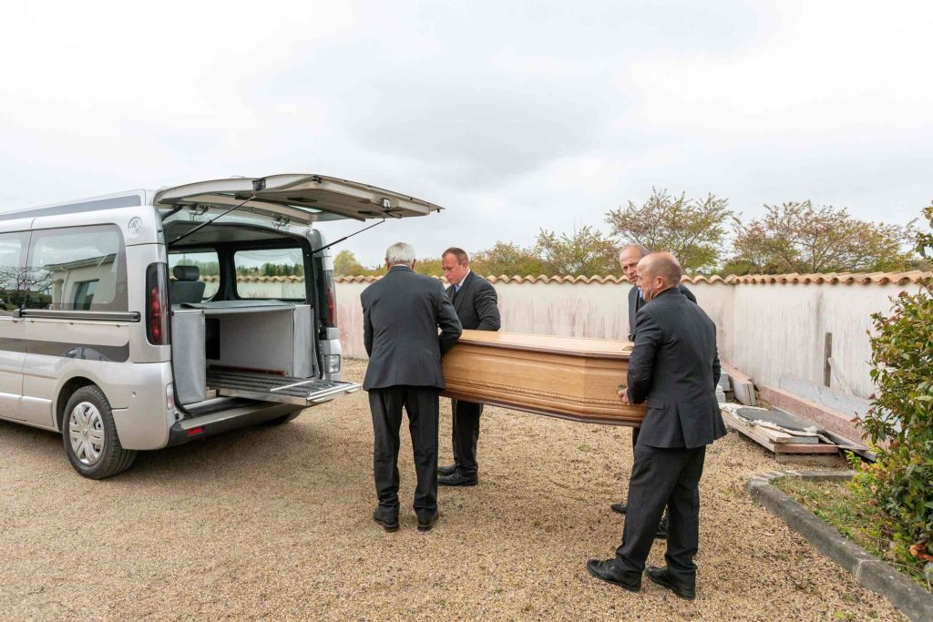 fleurs dans un vase dans un cimetiere