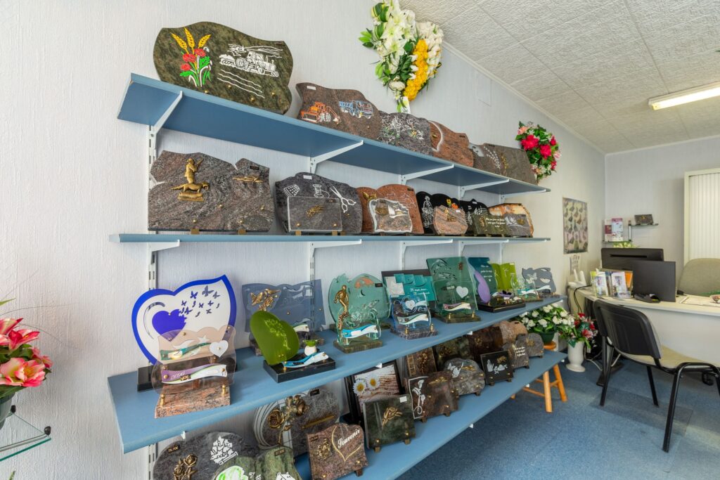 fleurs dans un vase dans un cimetiere